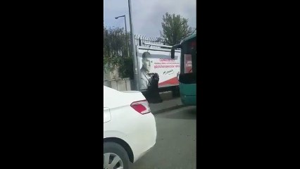 Kirlenen Atatürk posterini elleriyle temizledi...