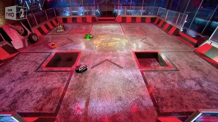 Gladyatör robotlar, kafes dövüşü yapıyor