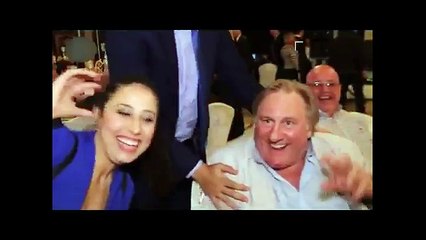Gerard Depardieu Beşiktaş hayranı olduğunu kartal pençesi ile gösterdi