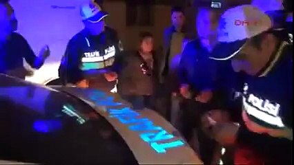 Polis ceza yazarken içmeye devam etti