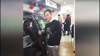 Güvenlik sistemini test ederken, kafası kapıya sıkıştı!