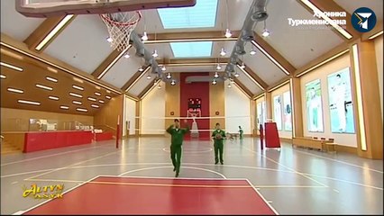 Türkmenistan Cumhurbaşkanı bisiklete binip basket attı!