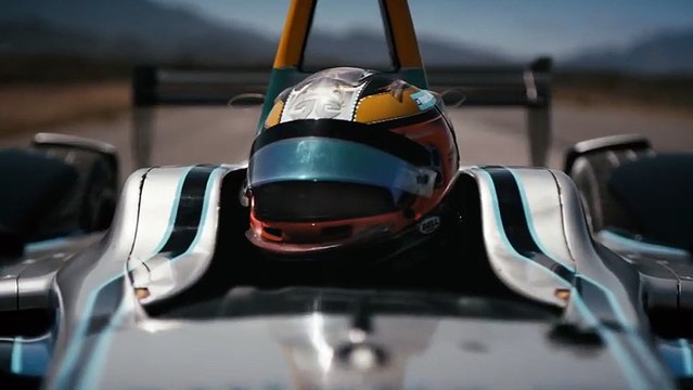 Vahşi çita ile yarış arabası karşı karşıya, sizce hangisi daha hızlı?