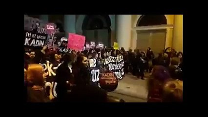 Taksim&#39;de 25 Kasım yürüyüşü: İtaat etmiyoruz