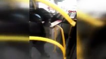 İstanbul'da otobüs şoförü yolcuya bıçak çekti ;o anlar saniye saniye görüntülendi!