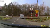 Polonya'da tren minibüse çarptı, o anlar amatör kameraya yansıdı!