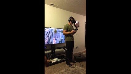 Sanal gerçeklik ortamına kendini kaptırdı...