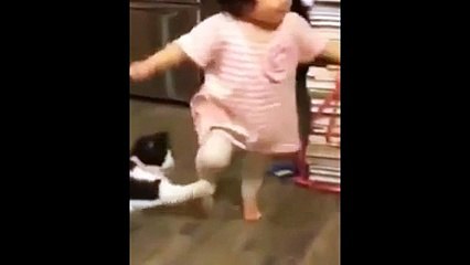 Bebeğe çelme takan kedi, amatör kameraya böyle yakalandı!