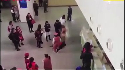 Doktora kızdı, hastane ortasında soyundu!