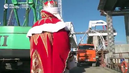 Noel Baba, Kırım&#39;ı ziyaret etmek için yeni köprüyü kullandı