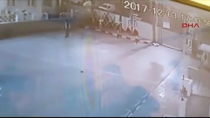 Atatürk büstlerine saldırı anları güvenlik kamerasında