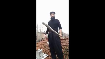 Çatıda &#39;Noel Baba&#39;yı bekleyen adam: Geldiğinde &#39;iman et&#39; diyeceğim