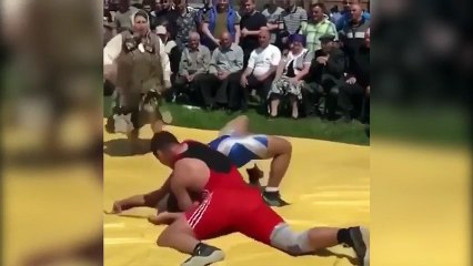 Güreş müsabakasında rakibe 'anne' vuruşu!