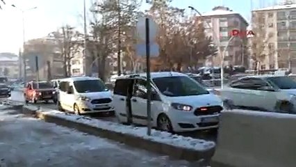 Boşanmak istediği eşinin arkadaşı tarafından satırlı saldırıya uğradı!