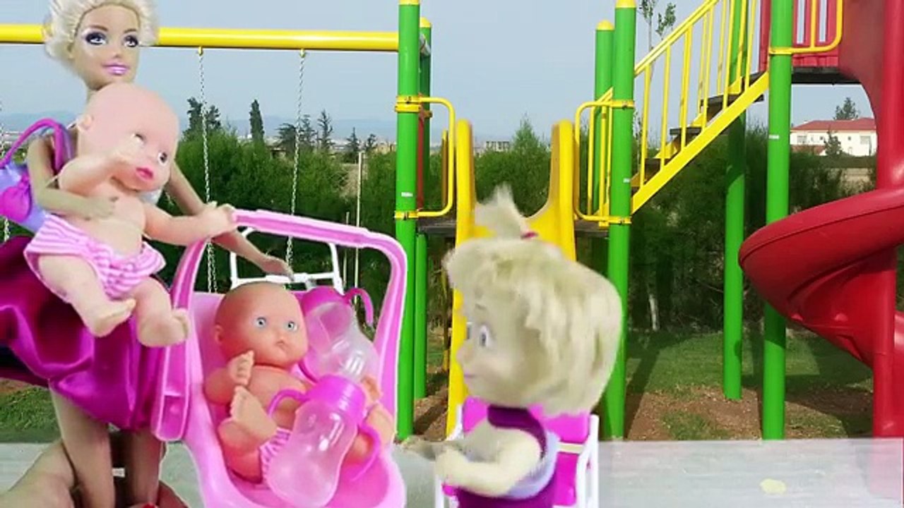 Barbie Maşa Ken ve Bebekler Parkta Kaza Yapıyorlar - Türkçe Çizgi Film