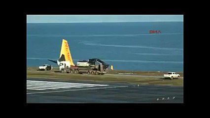 Trabzon&#39;da pistten çıkan uçak denize kayıyor