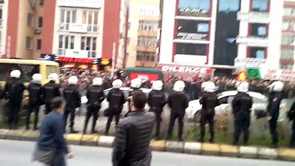 Polis, Demirtaş&#39;ın duruşmasını izlemek için Bakırköy Adliyesi&#39;ne gelenlere müdahale anonsunda bulundu