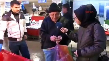 Röportaj sırasında çiğ balık yedi: Böyle ye bir daha pişirmezsin!
