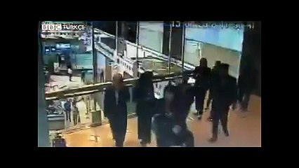 Endonezya&#39;da borsa binasının asma katı çöktü, o anlar güvenlik kamerasına yansıdı