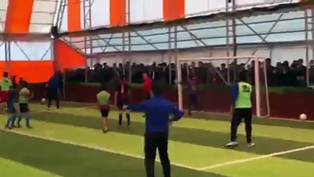 Bakan Osman Aşkın Bak'tan, halı sahada müthiş depar