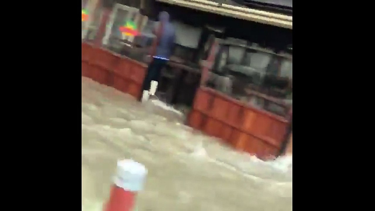 Deniz ile kara birleşti: İzmir Kordon'da fırtına ve şiddetli yağmur sonucu deniz yükseldi, sokaklar göle döndü