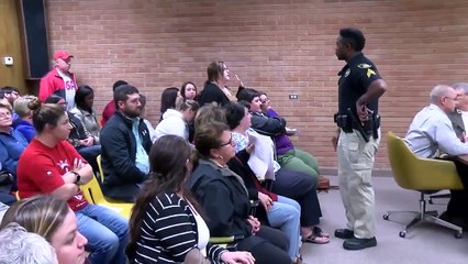 ABD’de bir öğretmen maaşlardan şikayet ettiği için gözaltına alındı