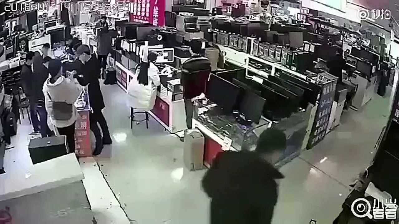 Test etmek için bataryasını ısırdığı iPhone X, ağzında patladı