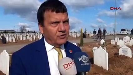 Hakkında 'öldü' söylentisi yayılan muhtar, tepkisini mezara girerek gösterdi