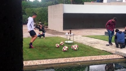 Top cambazı Andrew Henderson, Cristiano Ronaldo&#39;nun evine konuk oldu, ortaya renkli görüntüler çıktı