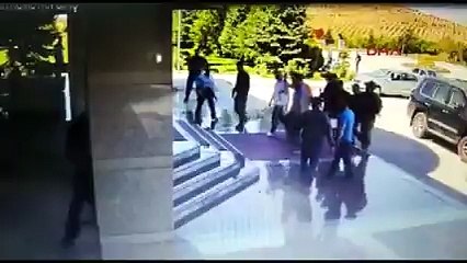 Zekai Aksakallı, şehit Ömer Halisdemir&#39;i alnından böyle öpmüş
