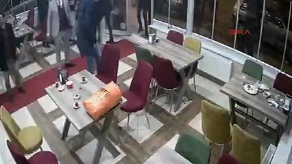 Polis, kokoreççide garsonu tokatladı, mekân sahibine silah çekti!