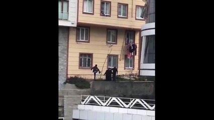 Pencereden düşen çocuğu havada yakaladılar