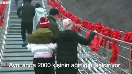 Çin'de dünyanın en uzun cam köprüsü açıldı