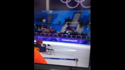 Kış Olimpiyatları'nda "Barış ve aşk" mesajı: Piste atladı, soyunmaya başladı!