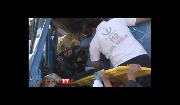 Hadımköy'de trafik kazası... Kamyon sürücüsü sıkıştığı yerden güçlükle kurtarıldı