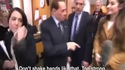 Eski İtalya Başbakanı Berlusconi'den BBC muhabirine: Böyle sert şekilde el sıkışırsan, seninle kimse evlenmez