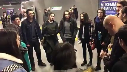 Sosyal medya görme engelli müzisyene eşlik eden, Boğaziçi Gençlik Korosunu konuşuyor!