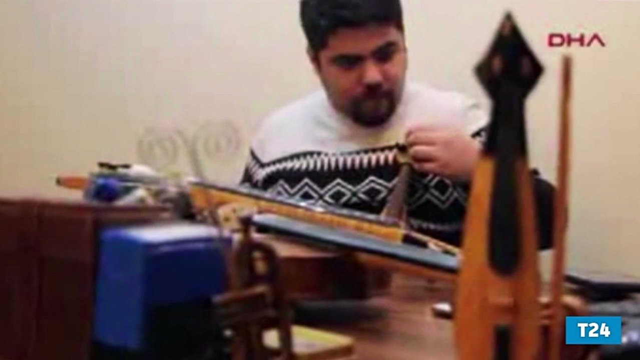 Kemençeyle İstiklal Marşı'nı çalıyor