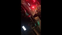 Taksi şoförü, içinde müşteri olan Uber aracına bıçakla saldırdı