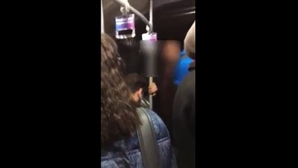 Metrobüste öpüşen gençlere tepki çeken müdahale: Ahlak bekçisiyim, ben Avrupalı değilim!