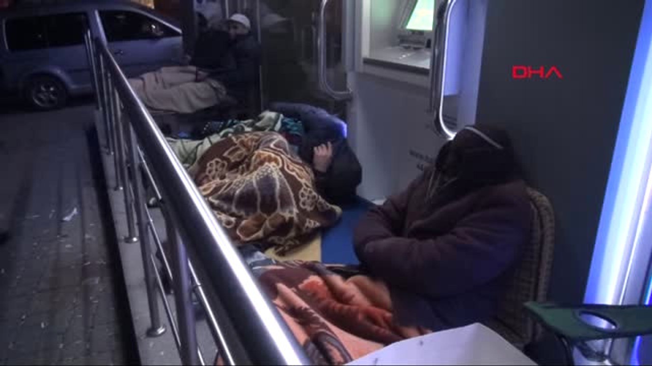 Kütahya TOKİ Konutları İçin Geceyi Banka Önünde Geçirdiler