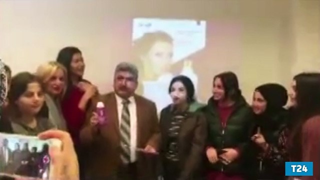 Öğrencilere ders verirken ürettiği şampuanı yiyen CEO bu kez siyah maske yedi: Bu ürün karnınızı değil, cildinizi besliyor!