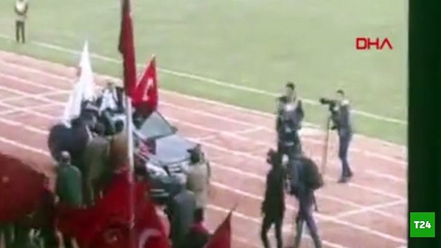 Emekliye ayrılan Vali Şentürk, statta taraftarlarla vedalaştı