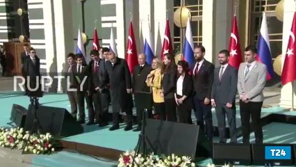 Erdoğan, Putin&#39;le fotoğraf çekiminde duruma müdahale etti