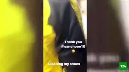 Alman yıldız futbolcu Mario Götze, kramponlarını takımın genç oyuncusuna temizlettirdi