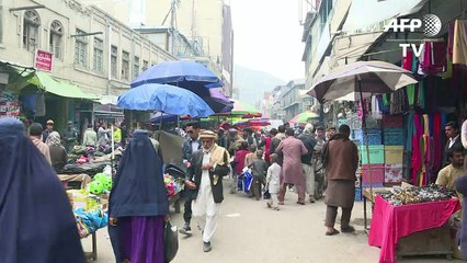 En Afghanistan, broderies locales contre burqas chinoises