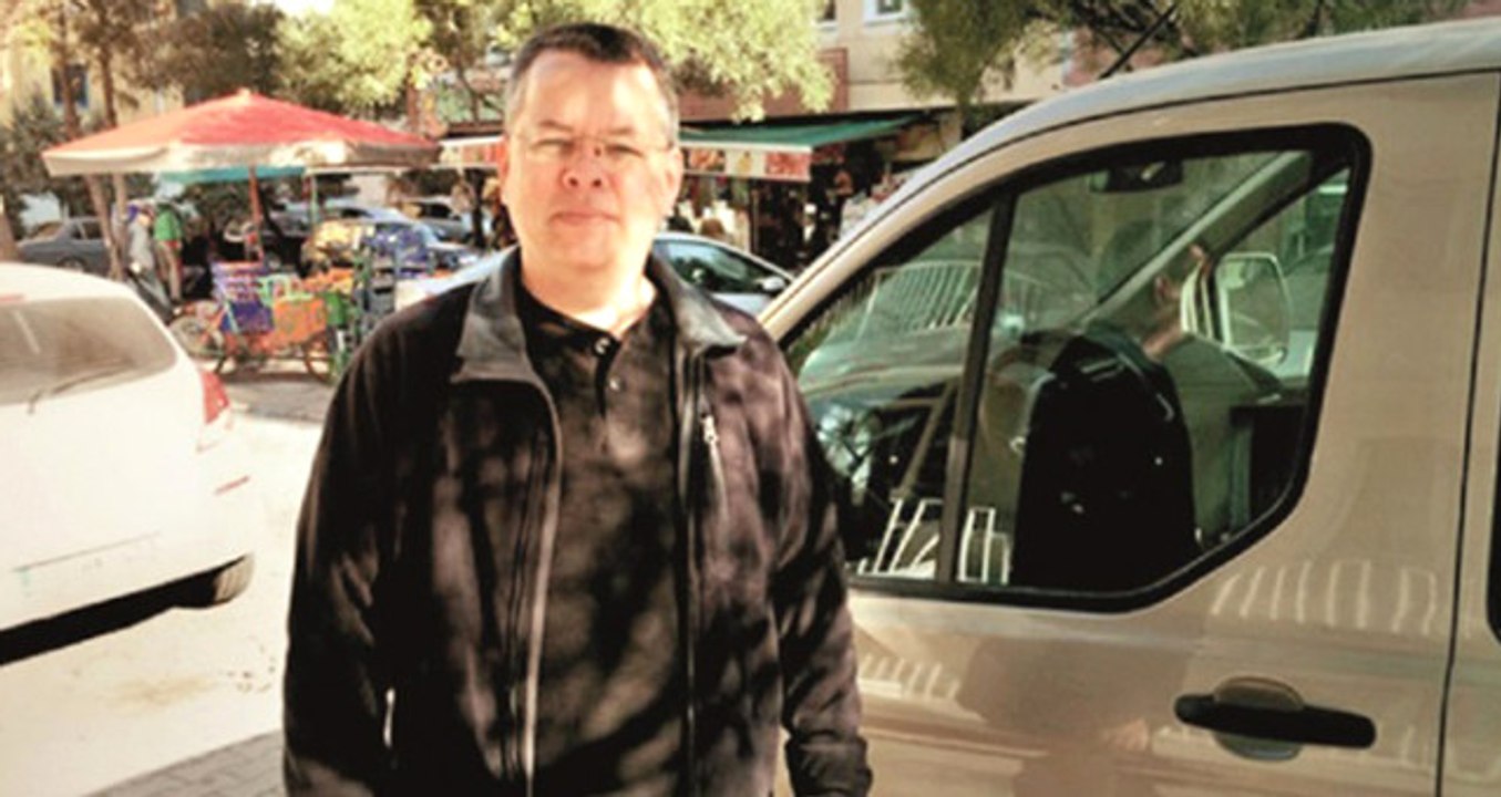 Trump'ın Bırakılmasını İstediği ABD'li Rahip Mahkemede Fenalık Geçirdi