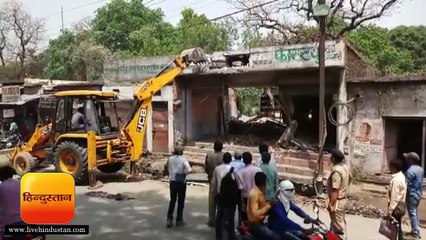 तीन दशक से निर्मित अवैध दुकानों पर चला रेलवे का बुलडोजर