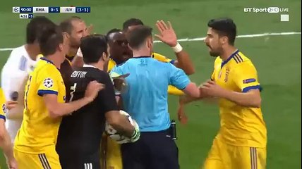 Douglas Costa perfectly executing that sneaky jab to the ribs