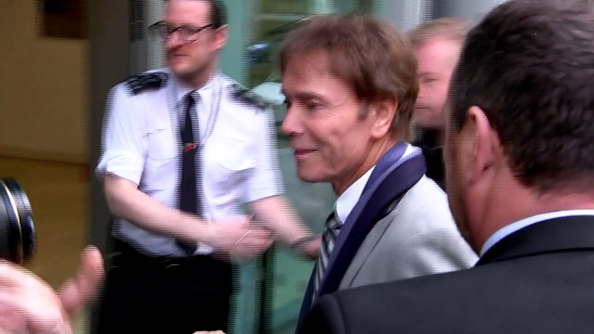 ⁣Sir Cliff Richard thanks supporters after leaving court